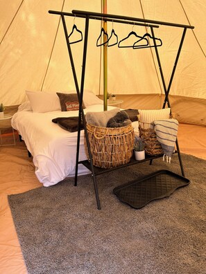 1 bedroom, bed sheets