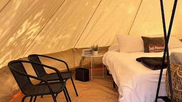 1 bedroom, bed sheets