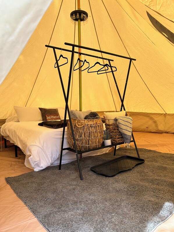 1 bedroom, bed sheets