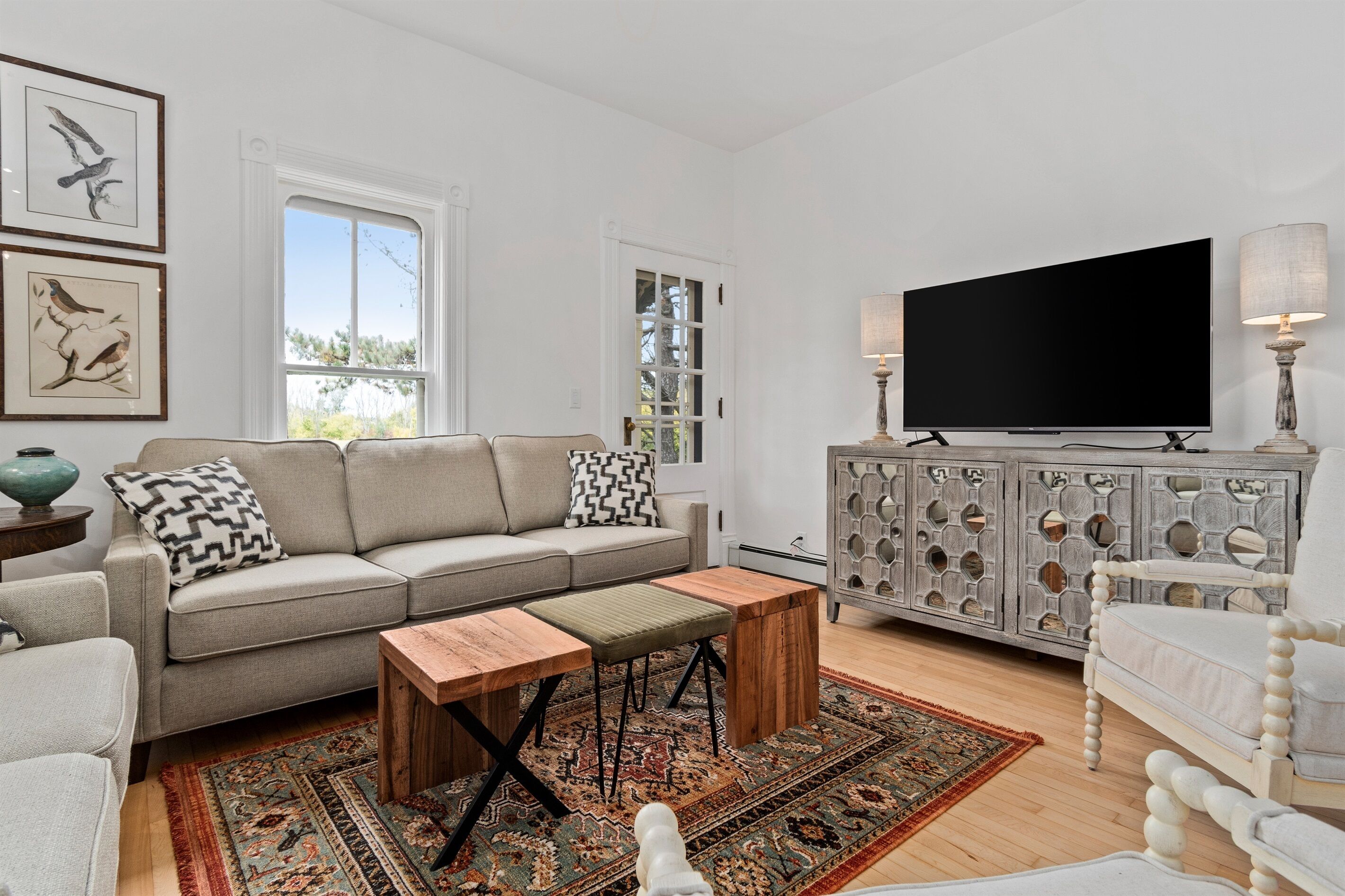 Smart TV, fireplace, stereo