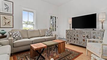 Smart TV, fireplace, stereo