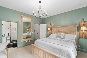 5 bedrooms, desk, iron/ironing board, WiFi
