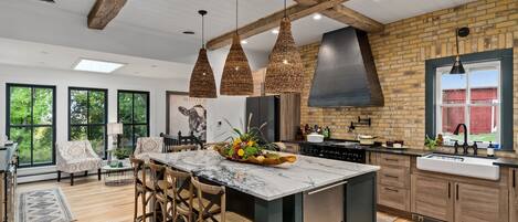 冷蔵庫、電子レンジ、オーブン、コンロ