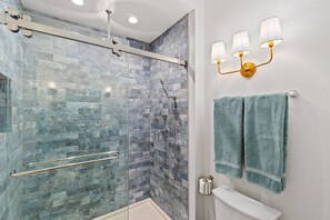 Shower, hair dryer, towels - Farm Fresh Eggs, Amazing Outdoor Space w/ Fire Pit (Plymouth)