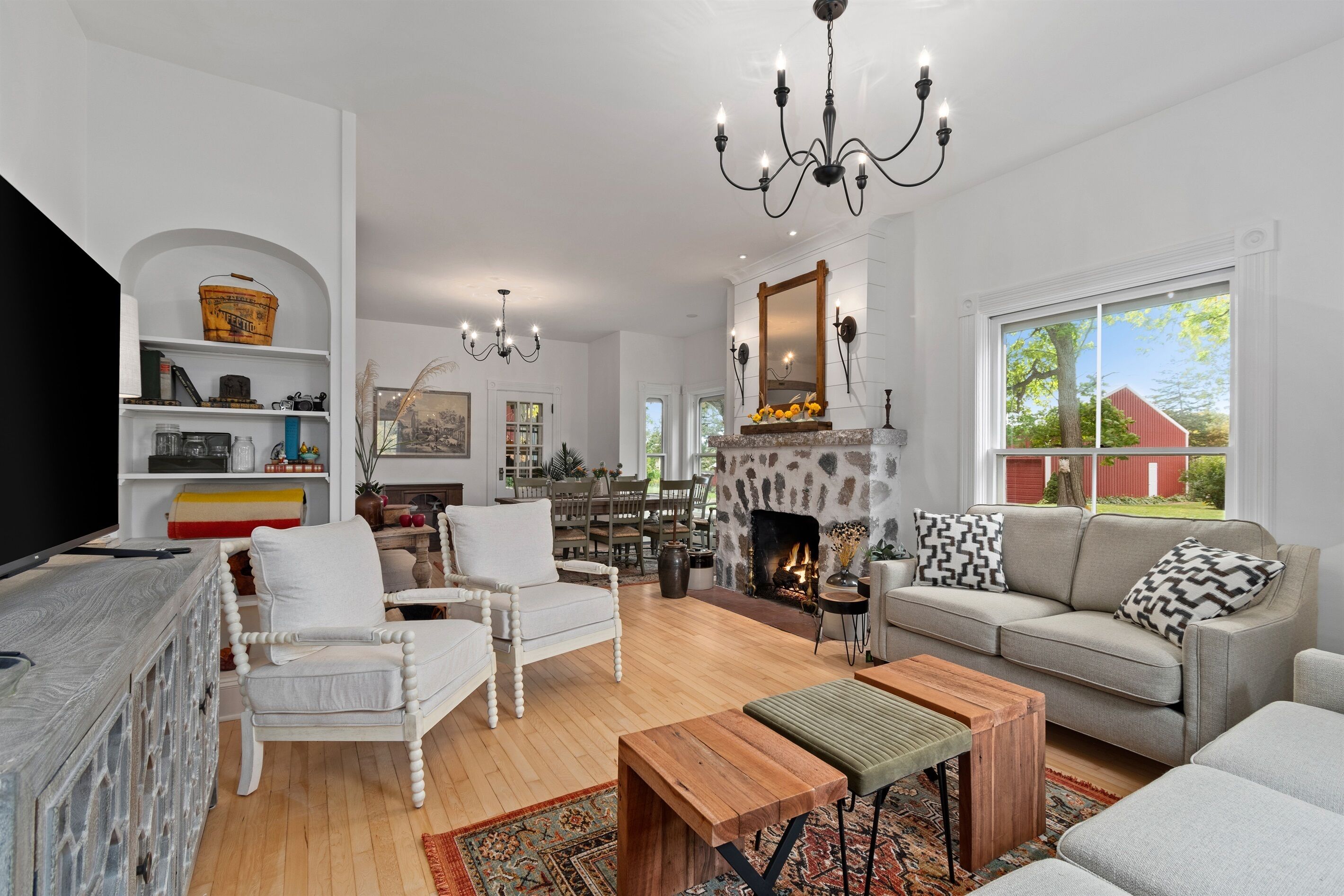 TV connectée, cheminée, chaîne hi-fi