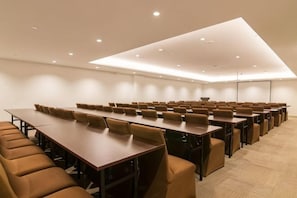 A conference room with long tables and chairs, a flat-screen TV, and a modern ceiling design. - Homeinn Plus Hotel (Beijing Zhongguancun East Road) (Beijing)