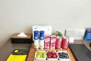 A tray with beverages and fruits on a table. - Homeinn Plus Hotel (Beijing Zhongguancun East Road) (Beijing)