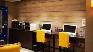 A modern workspace with two computers, a coffee machine, and a printer. - Homeinn Plus Hotel (Beijing Zhongguancun East Road) (Beijing)