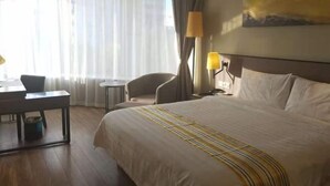A hotel room with a bed, a desk, a chair, a lamp, and a painting on the wall. - Homeinn Plus Hotel (Beijing Zhongguancun East Road) (Beijing)