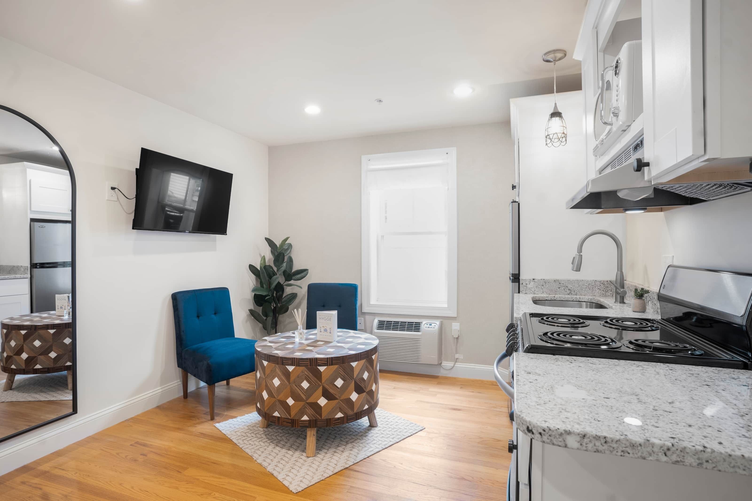 Jääkaappi, mikroaaltouuni, uuni, liesi