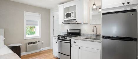 Jääkaappi, mikroaaltouuni, uuni, liesi