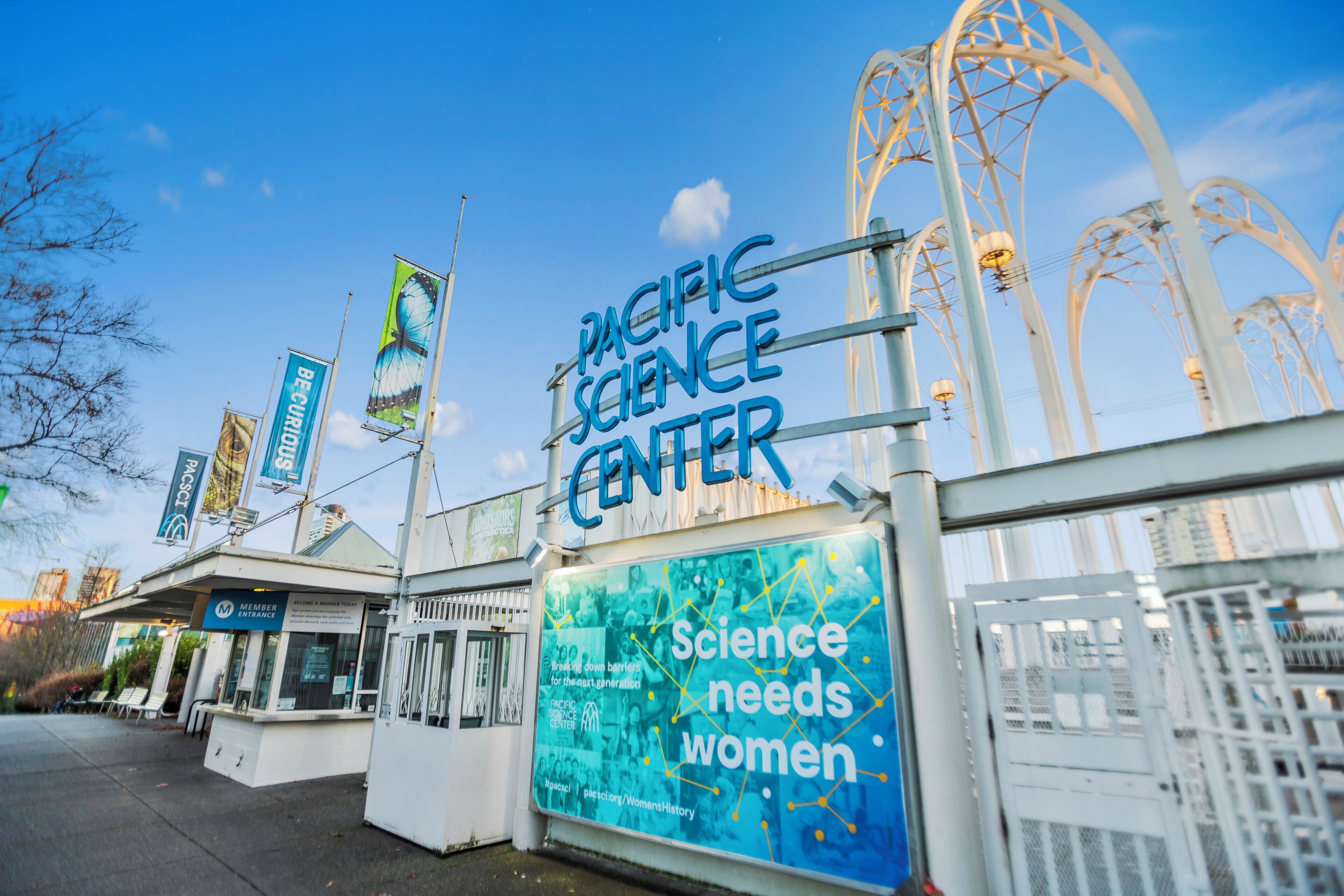 Das Pacific Science Center mit einem auffälligen Schild mit der Aufschrift 'Science needs women'.