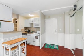 Comfort Studio, City View | Private kitchen | Electric kettle, toaster - Elektra Muse Studio (Seattle)