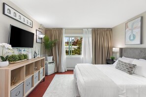 Comfort Studio, City View | Living area | Flat-screen TV - Elektra Muse Studio (Seattle)
