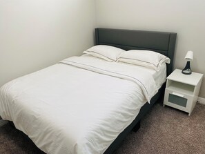 2 habitaciones, escritorio, tabla de planchar con plancha y wifi gratis 