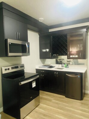 Refrigerador, microondas, horno y parrilla de estufa 