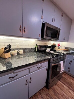 Full-sized fridge, microwave, oven, stovetop
