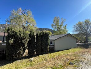 Exterior - Hummingbird Mountain Cottage (Frazier Park)