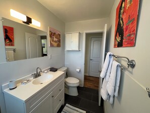 Shower, soap, shampoo, toilet paper - Hummingbird Mountain Cottage (Frazier Park)