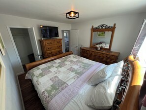 2 bedrooms, individually decorated, individually furnished, desk - Hummingbird Mountain Cottage (Frazier Park)