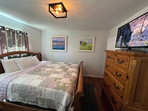 Traditional Cottage | 2 bedrooms, individually decorated, individually furnished, desk - Hummingbird Mountain Cottage (Frazier Park)