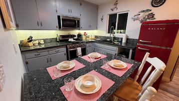 Refrigerador con congelador, microondas, horno y parrilla de estufa