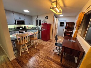 Full-sized fridge, microwave, oven, stovetop