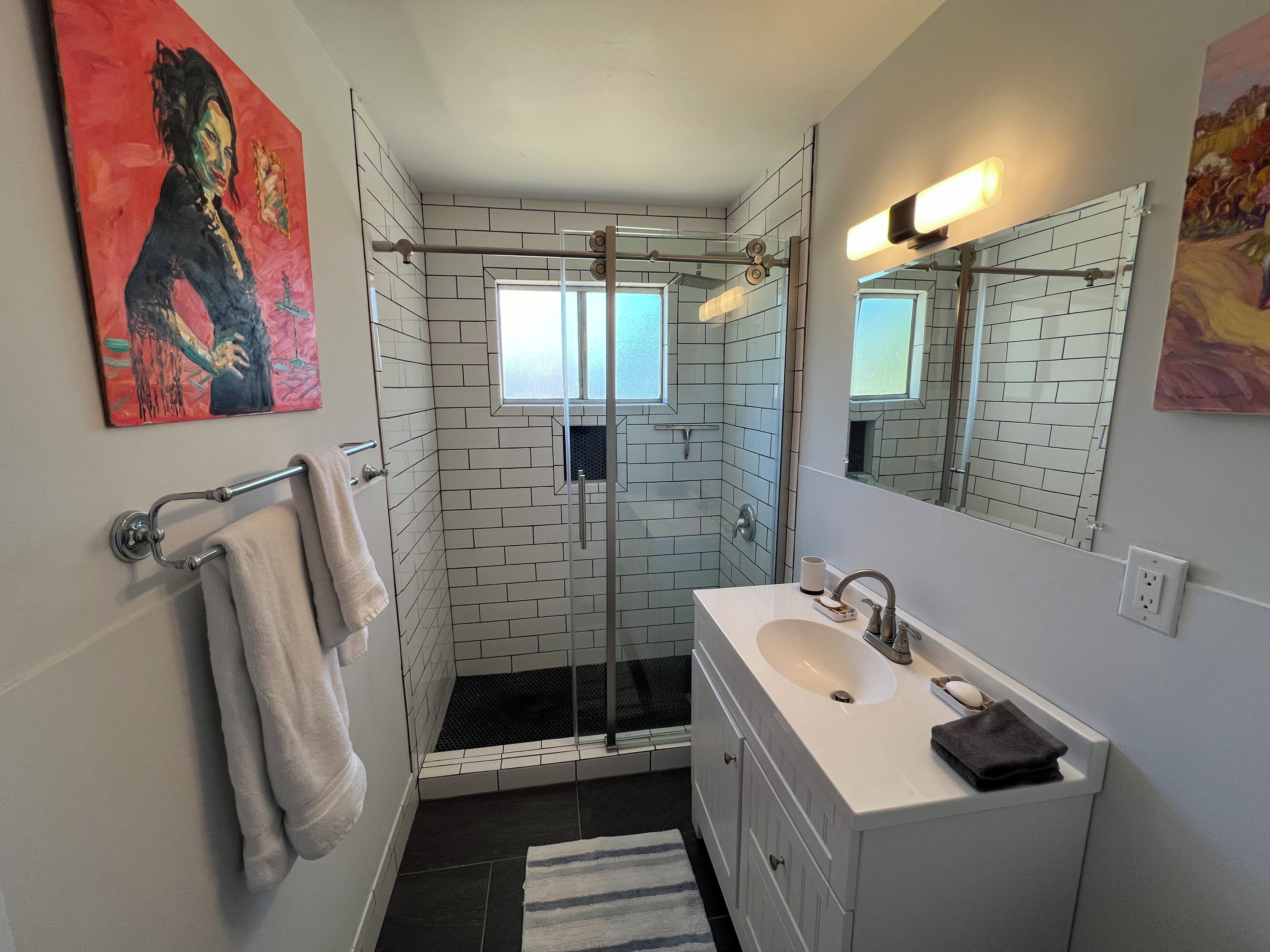 Douche, savon, shampooing, papier de toilette