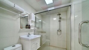 A modern bathroom with a glass-enclosed shower, a white sink, and a toilet. - Heng 8 Chain Hotel (Tonglu Xuesheng Road) (Tonglu)