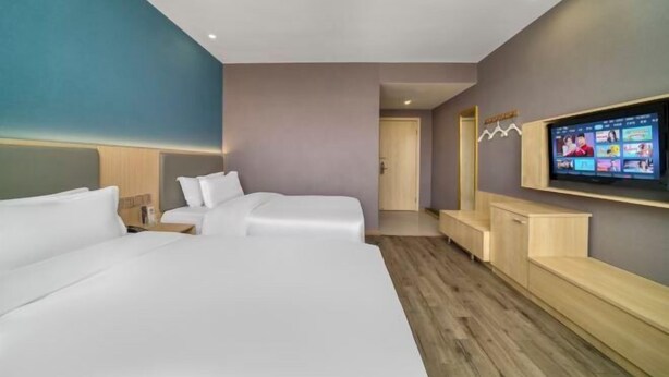 A hotel room with two beds, a TV on the wall, and a wooden bench. - Heng 8 Chain Hotel (Tonglu Xuesheng Road) (Tonglu)