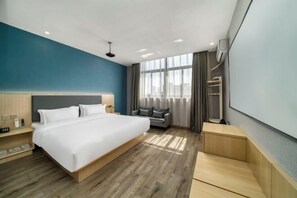 A modern hotel room with a large bed, a seating area, a wardrobe, and a large window. - Heng 8 Chain Hotel (Tonglu Xuesheng Road) (Tonglu)