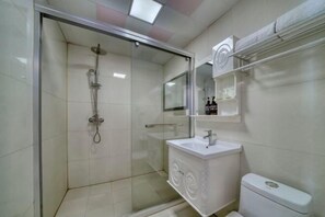 A modern bathroom with a glass-enclosed shower, a white sink, and a toilet. - Heng 8 Chain Hotel (Tonglu Xuesheng Road) (Tonglu)