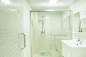 A modern bathroom with a glass-enclosed shower, a white sink, and a mirror above it. - Heng 8 Chain Hotel (Tonglu Xuesheng Road) (Tonglu)