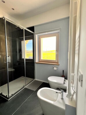 Hair dryer, bidet, towels, soap - 3 Bedroom Apartment in Casenuove (Casenuove)