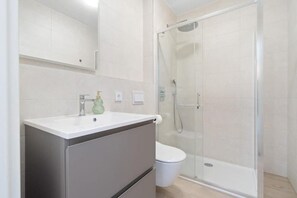 Penthouse - utsikt mot staden | Badrum | Gratis toalettartiklar, hårtork, handdukar och tvål