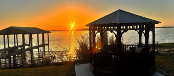 Lake Cabin! Private Dock, Tennis Court & Pool