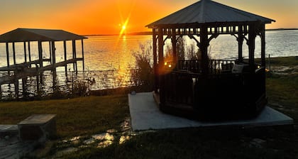 Lake Cabin! Private Dock, Tennis Court & Pool