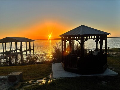 Lake Cabin! Private Dock, Tennis Court & Pool