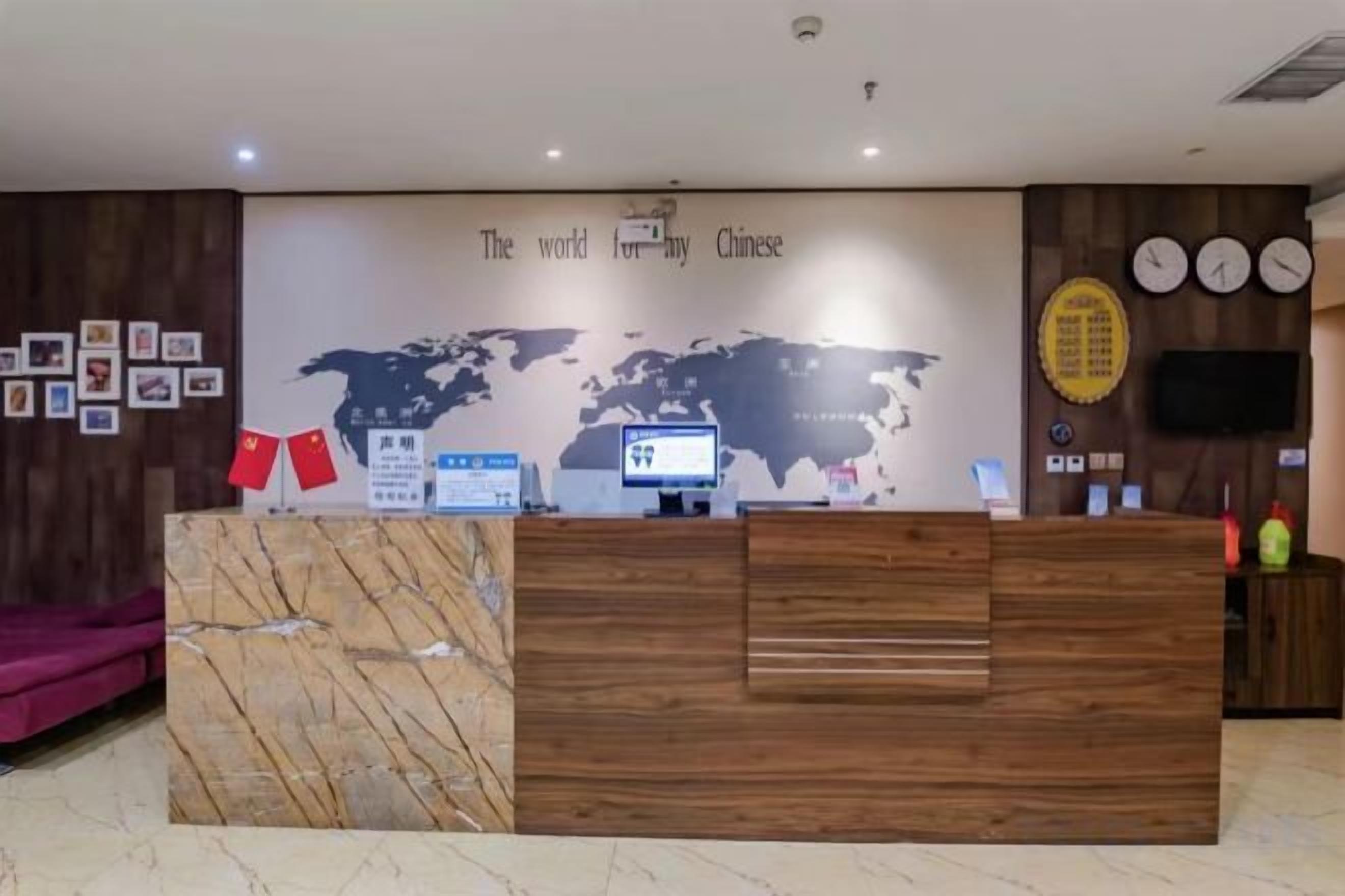 Una mesa de recepción con un mapa mundial y un cartel que dice 'El mundo para mi chino'.