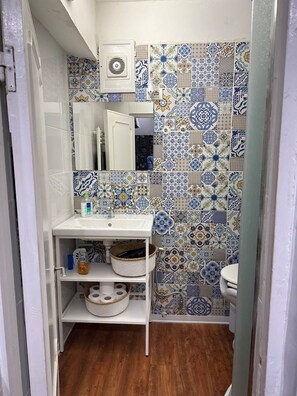Shower, hair dryer, towels, soap - Inside my City (Genova)