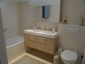 Apartment | Bathroom - Apartment in Nieuwpoort Near Scenic Beach (Nieuwpoort)