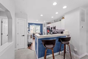 Fridge, microwave, oven, stovetop - Aviation Themed Townhome w/ Waterpark & Game Room - Pet Friendly (Kill Devil Hills)