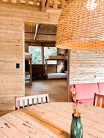 Habitación cuádruple estándar, vistas a la montaña | Zona de estar