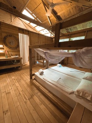 Ylelliset vuodevaatteet, tallelokero huoneessa