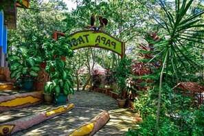 A tropical garden entrance with a sign reading 'PARA TAH'. - RedDoorz Plus @ Papa Tasie Camotes (San Francisco)