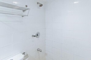 Room - RedDoorz Plus @ Papa Tasie Camotes (San Francisco)