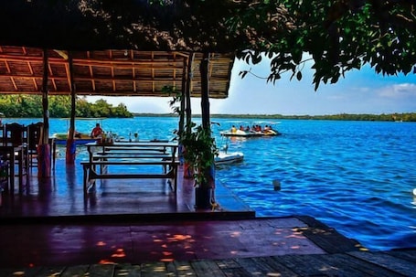 Marina. RedDoorz Plus @ Papa Tasie Camotes
