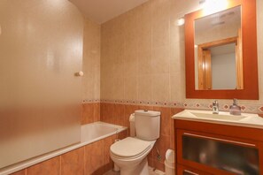 Dusche, Haartrockner, Bidet, Handtücher