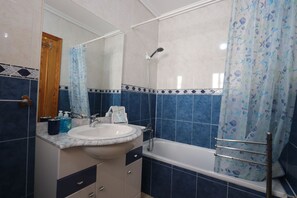 Dusche, Haartrockner, Bidet, Handtücher
