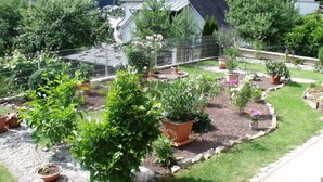 A garden with various potted plants and a fenced area. - Lovely Apartment in Kirn (Kirn)